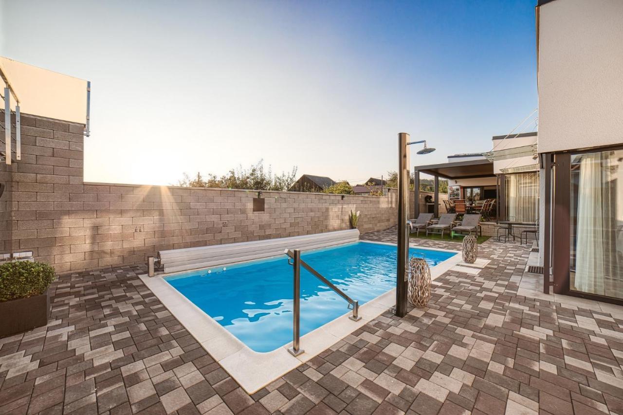 Apartment Lacov Dom
